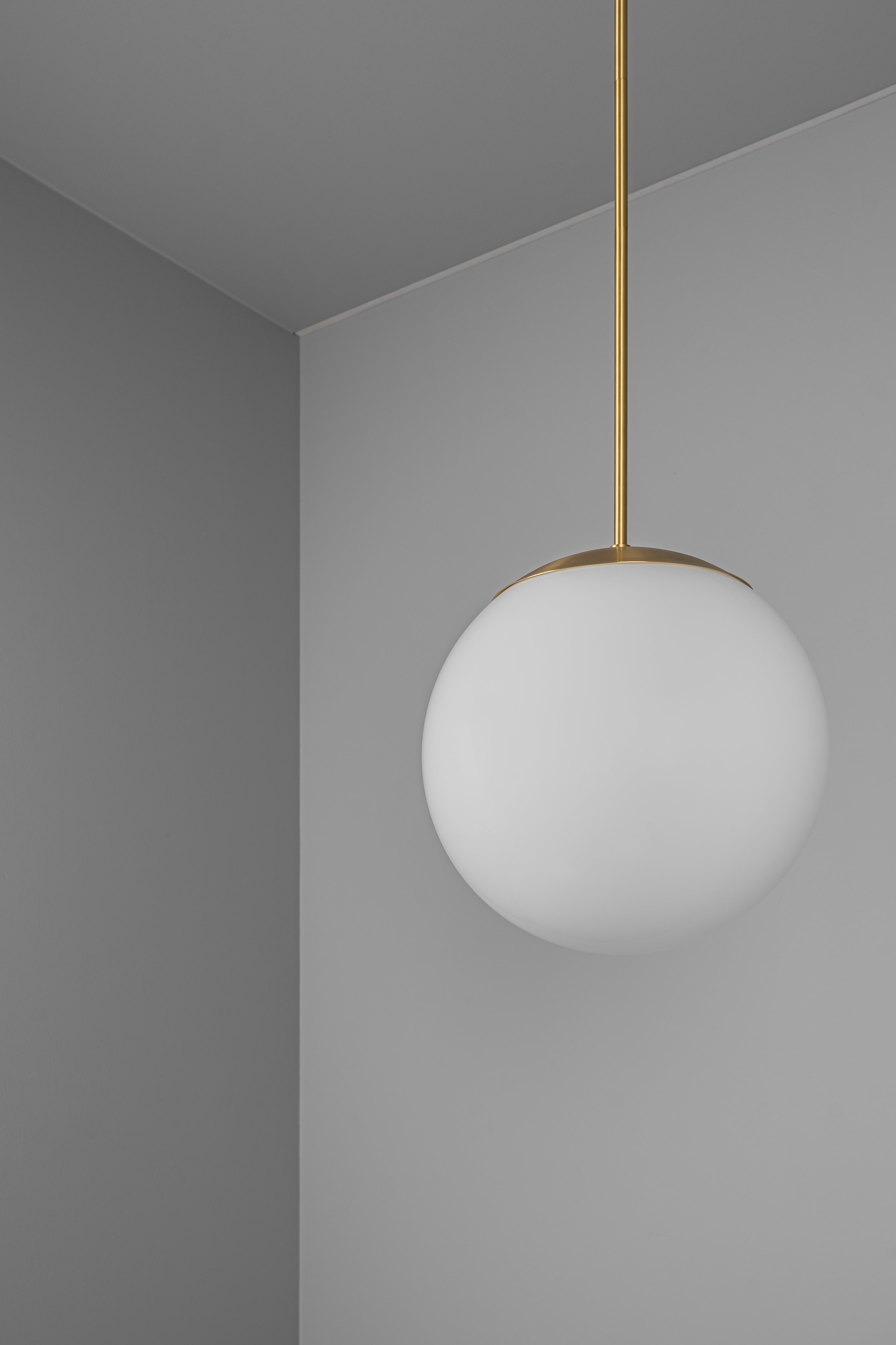 Solara - Pendelleuchte mit Kugelform aus Opalglas