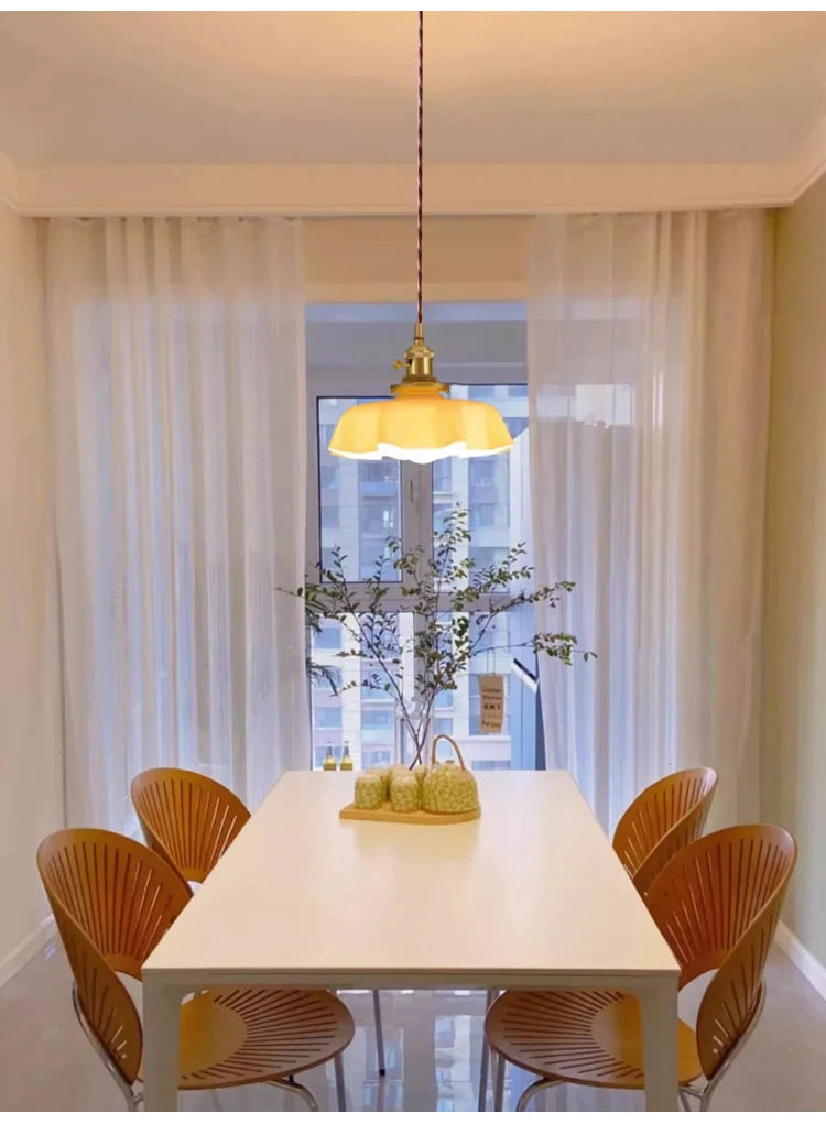 Claria - Pendelleuchte aus cremefarbenem Glas in floraler
