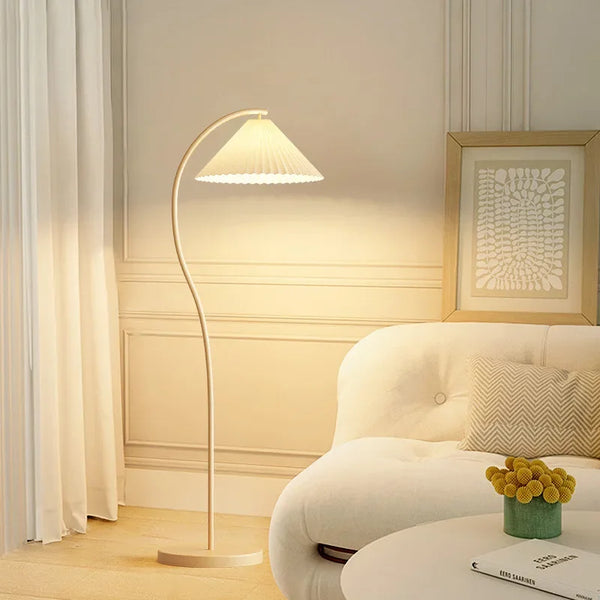 Stela - LED-Stehleuchte aus Stoff mit Plissee-Design