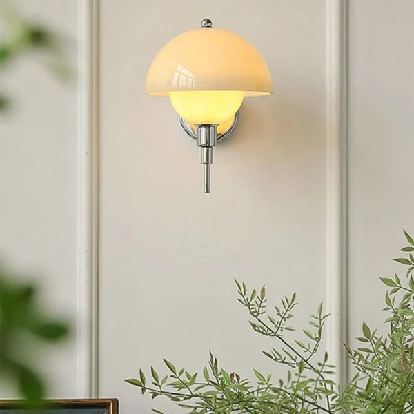 Pilzförmige - Wandleuchte aus cremefarbenem Glas