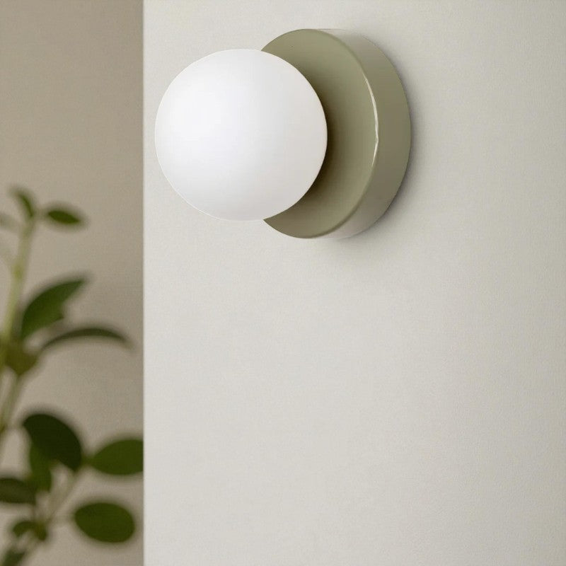 Elegante Wandleuchte mit Glaskugel für stilvolle und gemütliche Räume