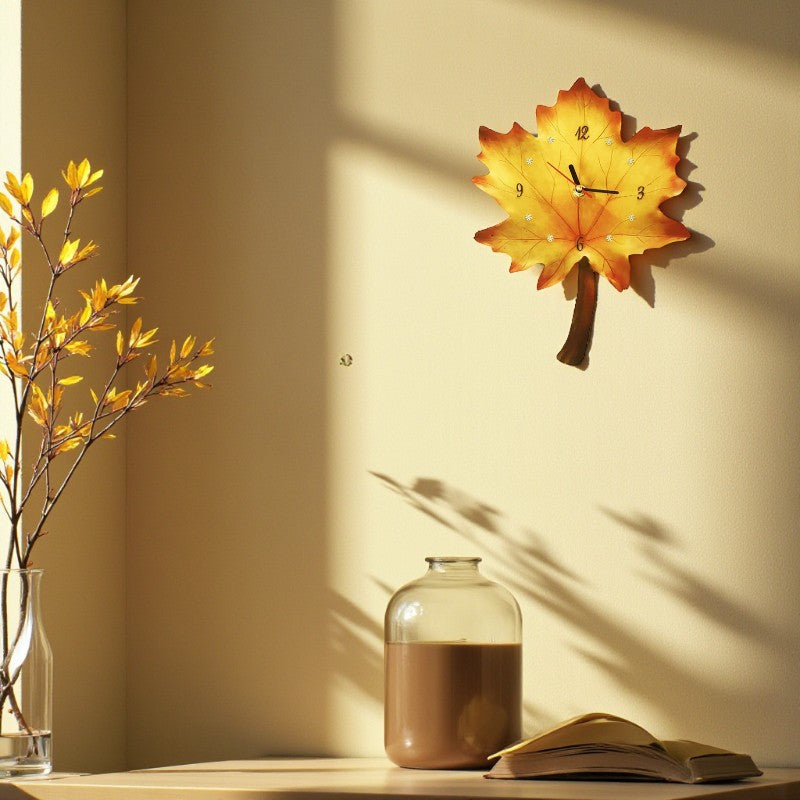 Handgefertigte Wanduhr aus Holz mit minimalistischem Stil