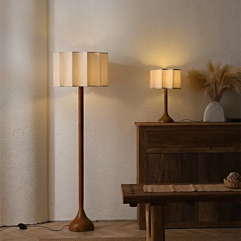 Wabi - Sabi Stehleuchte aus Holz mit Stoffschirm