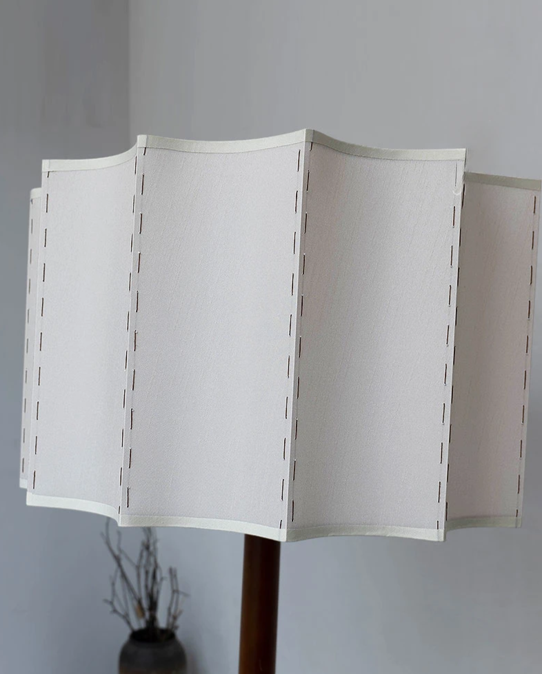 Wabi - Sabi Stehleuchte aus Holz mit Stoffschirm