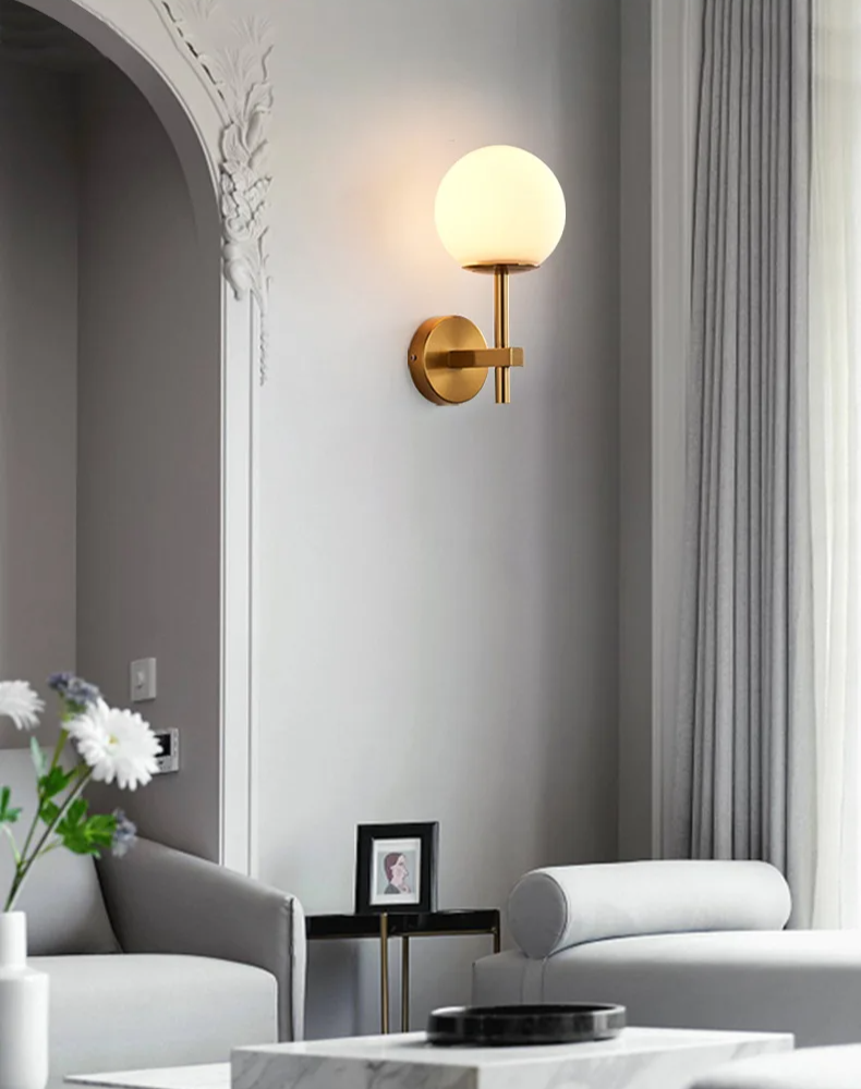 Parietta - LED-Wandleuchte mit Glaskugel