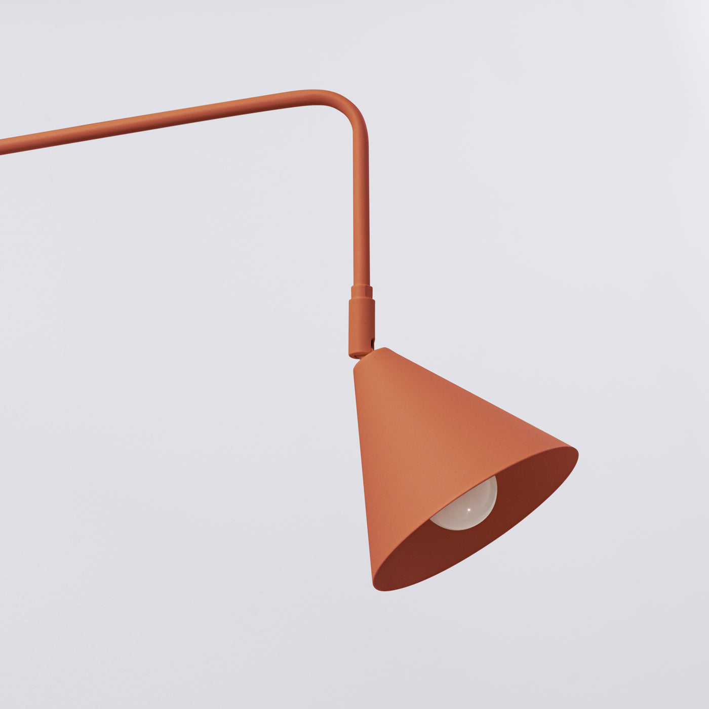 Glinto - Wandleuchte in Rotocker mit langem Stahlarm