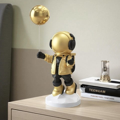 Verspielte Astronauten- und Ballonfigur für traumhafte Weltraumdekoration