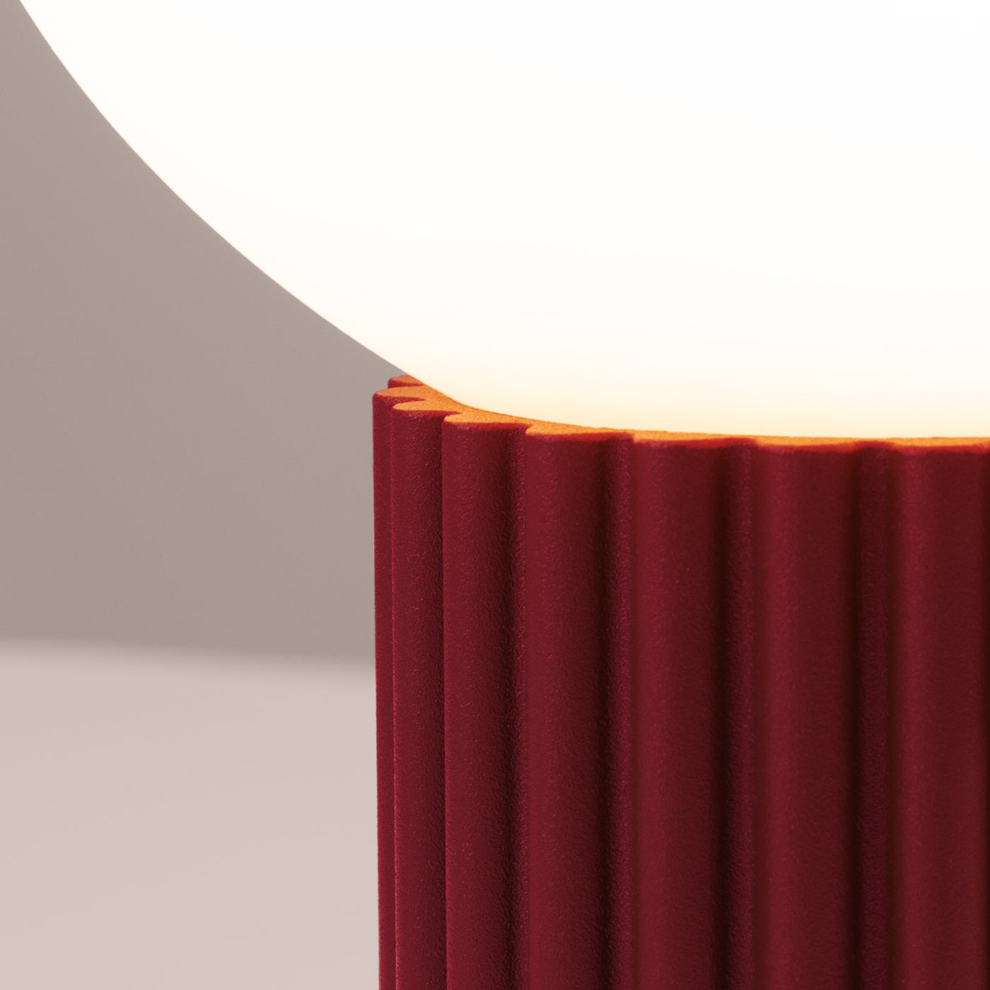 Bordeaux - Tischleuchte mit mattiertem Glas