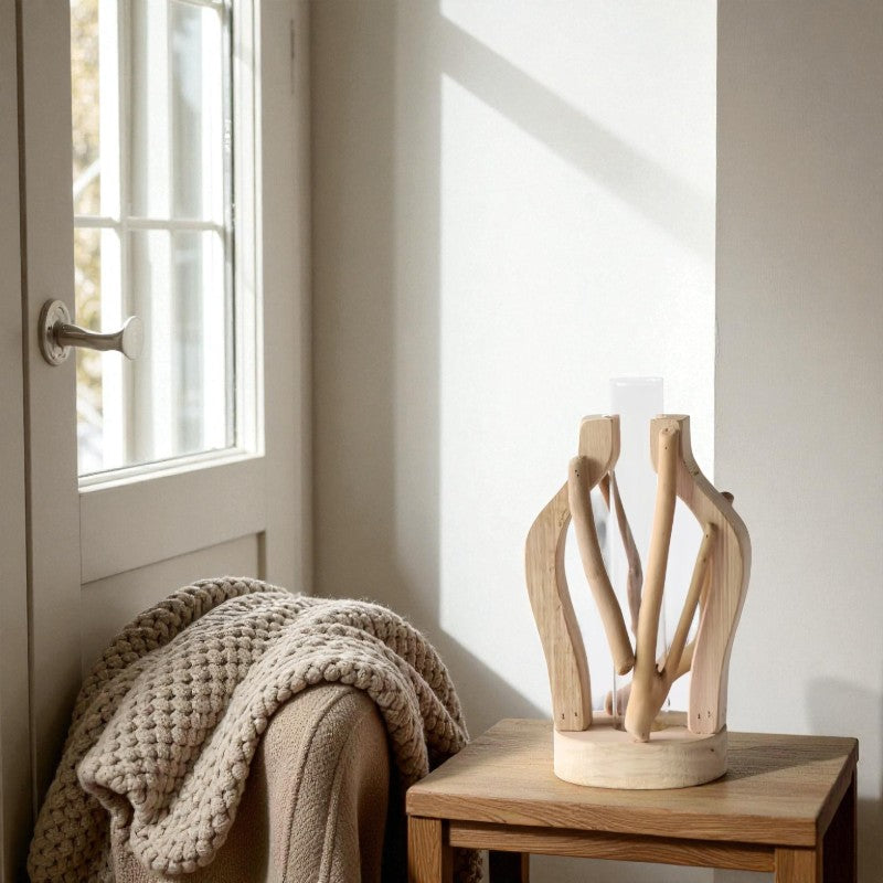 Holzvase mit natürlichem astinspiriertem Dekor für Zuhause