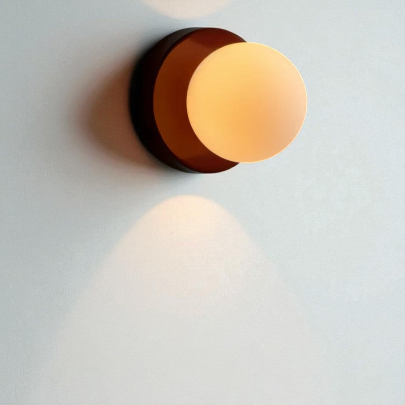 Elegante Wandleuchte mit Glaskugel für stilvolle und gemütliche Räume