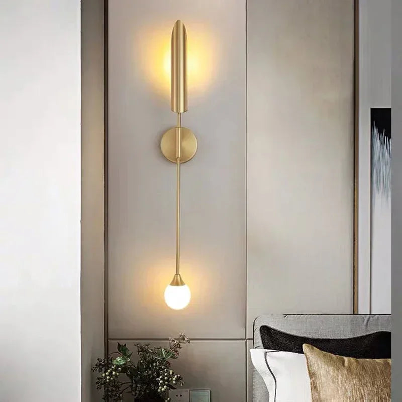 Lateralis - Goldene Wandleuchte mit klarem Glasschirm und