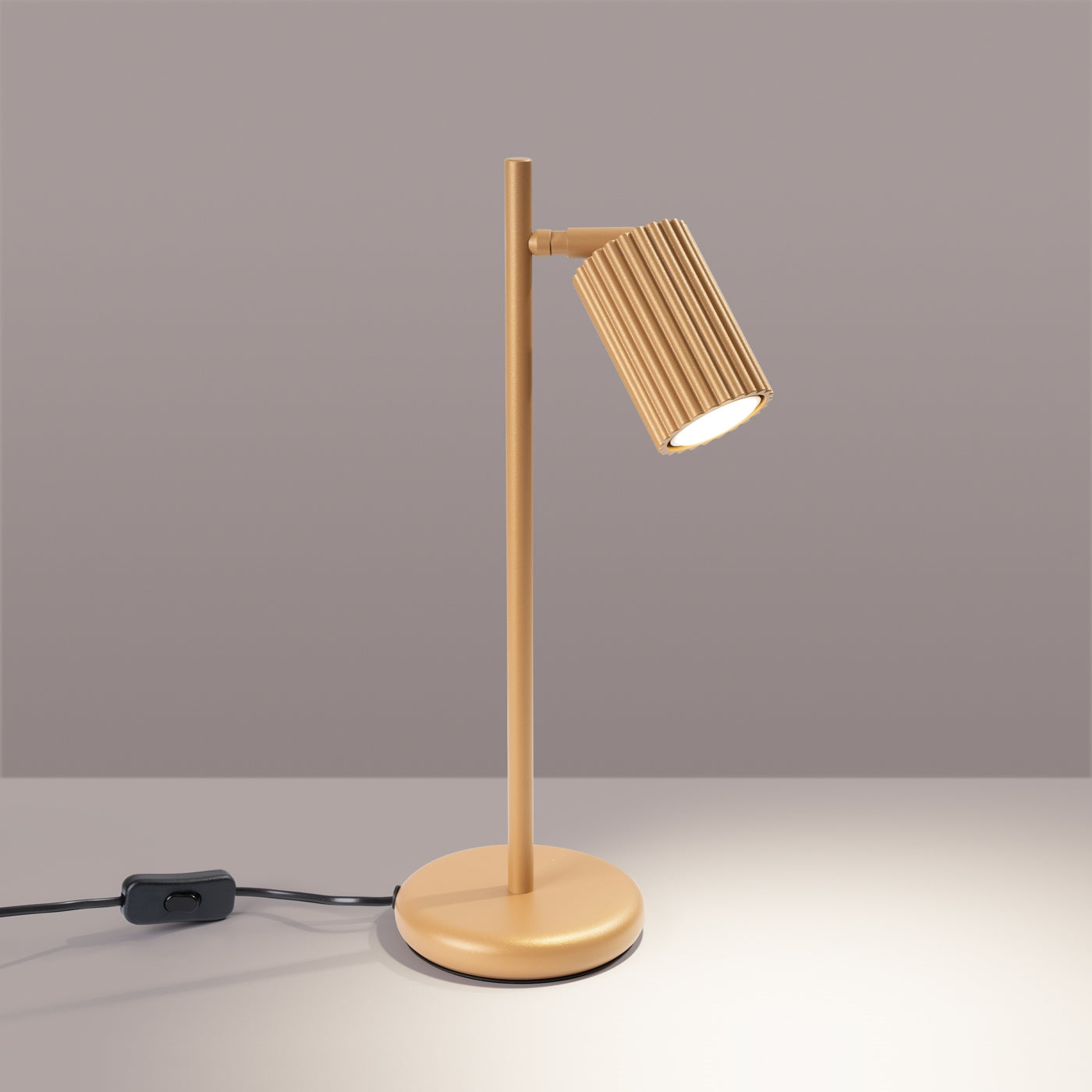 Tabora - Tischlampe goldfarben im geriffelten Röhrendesign