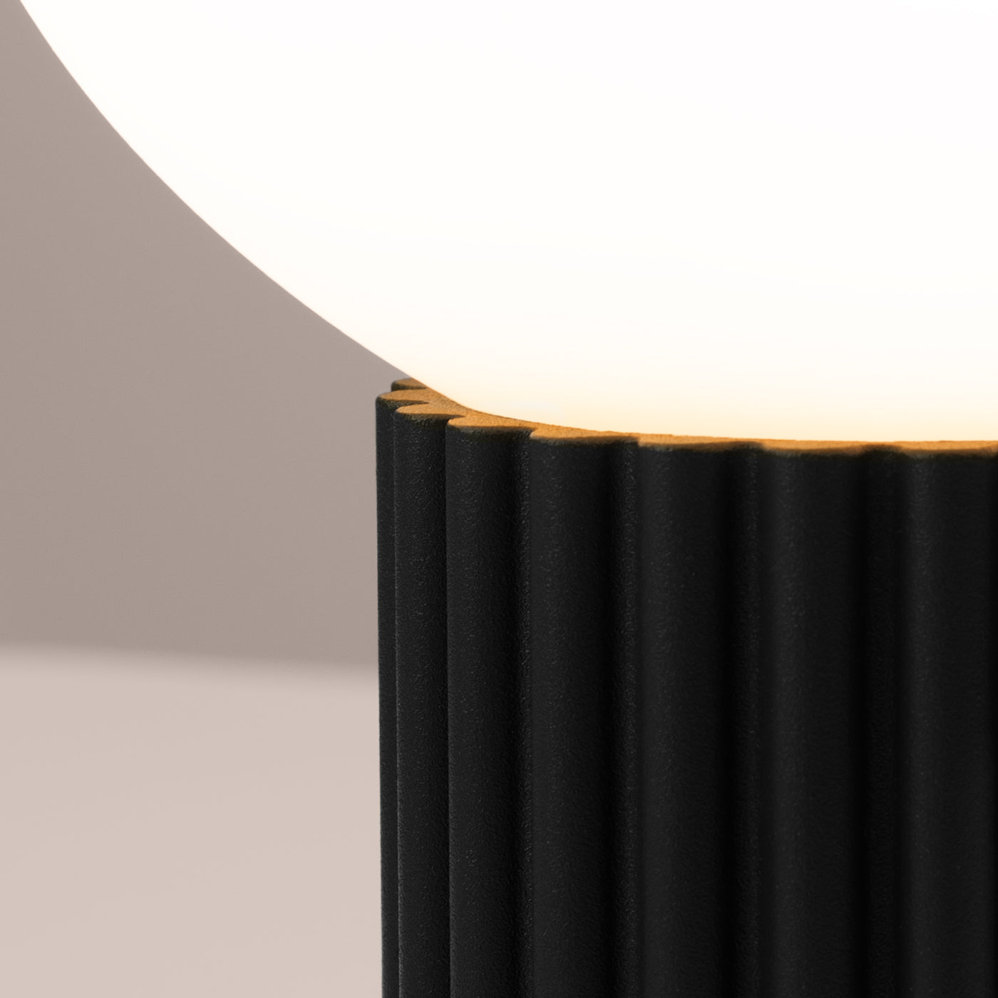 Mesalux - Schwarze Tischleuchte mit mattiertem Glas