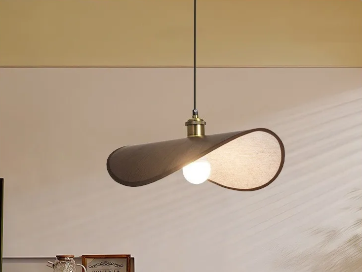 Solara - Wabi-Sabi-Strohhut-Hängeleuchte mit warmem Licht