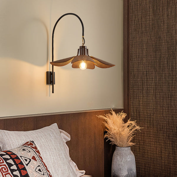 Petal - Wandleuchte Petal Bloom aus Metall, Holz und Leinen