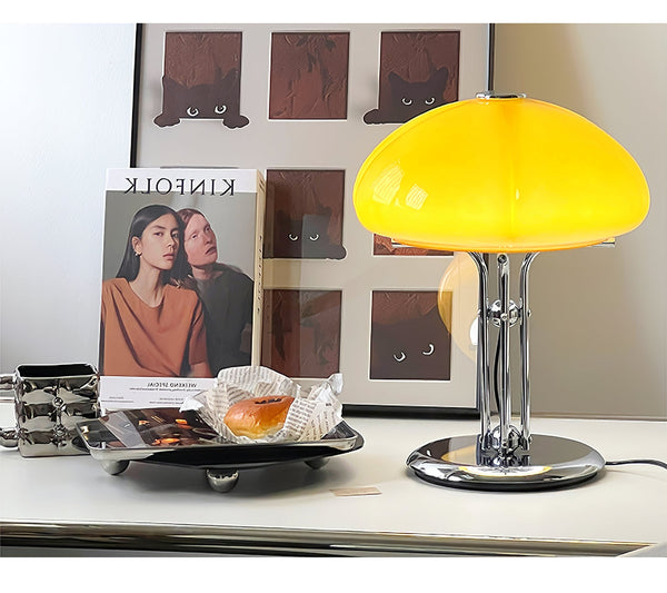 Lino - Bauhaus-Pilz-Tischleuchte mit bernsteinfarbenem