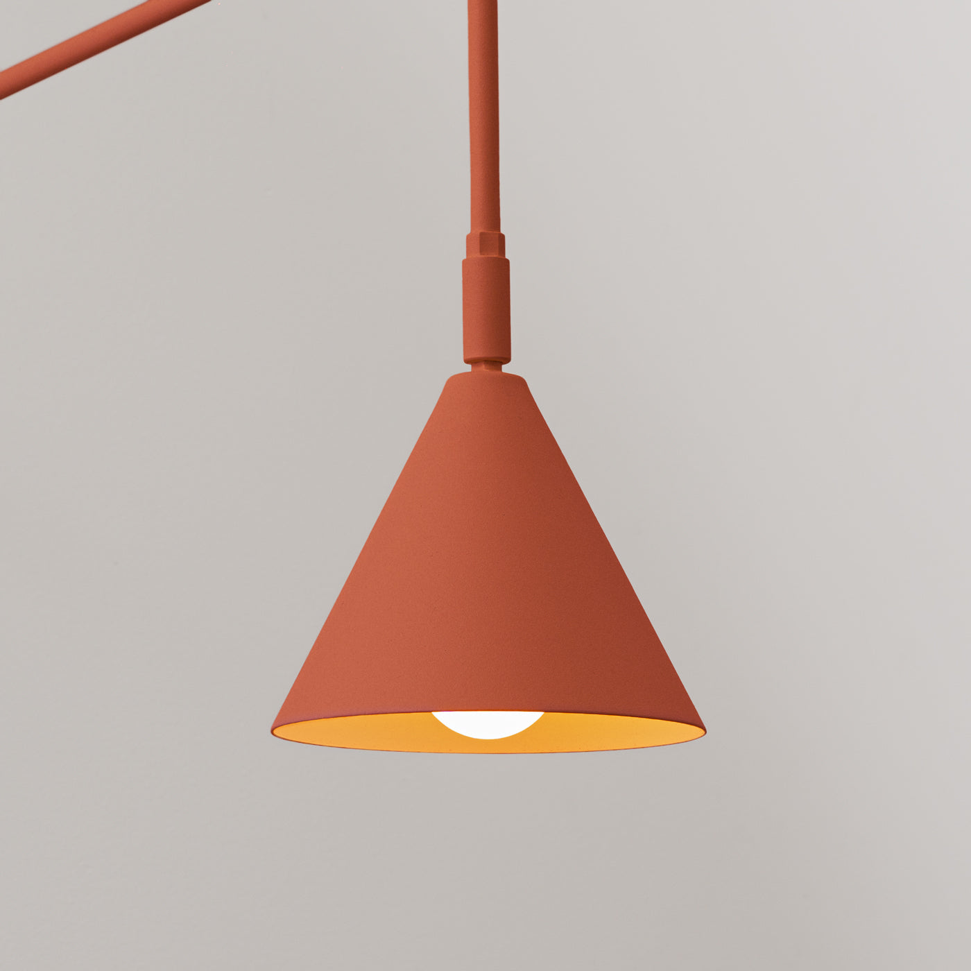Glinto - Wandleuchte in Rotocker mit langem Stahlarm