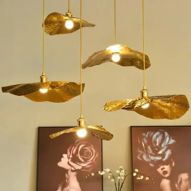 Lucero - Goldene Pendelleuchte im Lotusblatt-Design mit