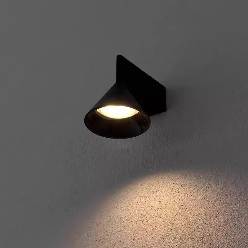 Minimalistische - Wandleuchte aus silberfarbenem Aluminium