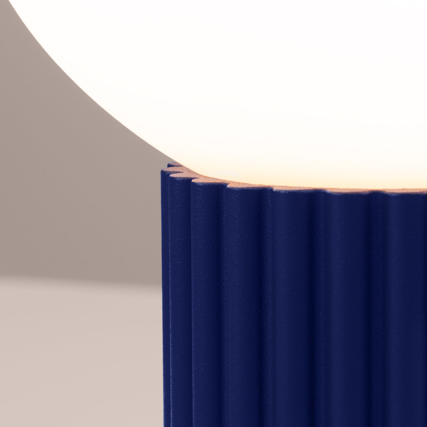 Ultramarinblaue - Schreibtischlampe mit mattiertem