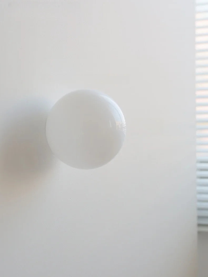 Mureto - Weiße LED-Wandleuchte in Glaskugelform