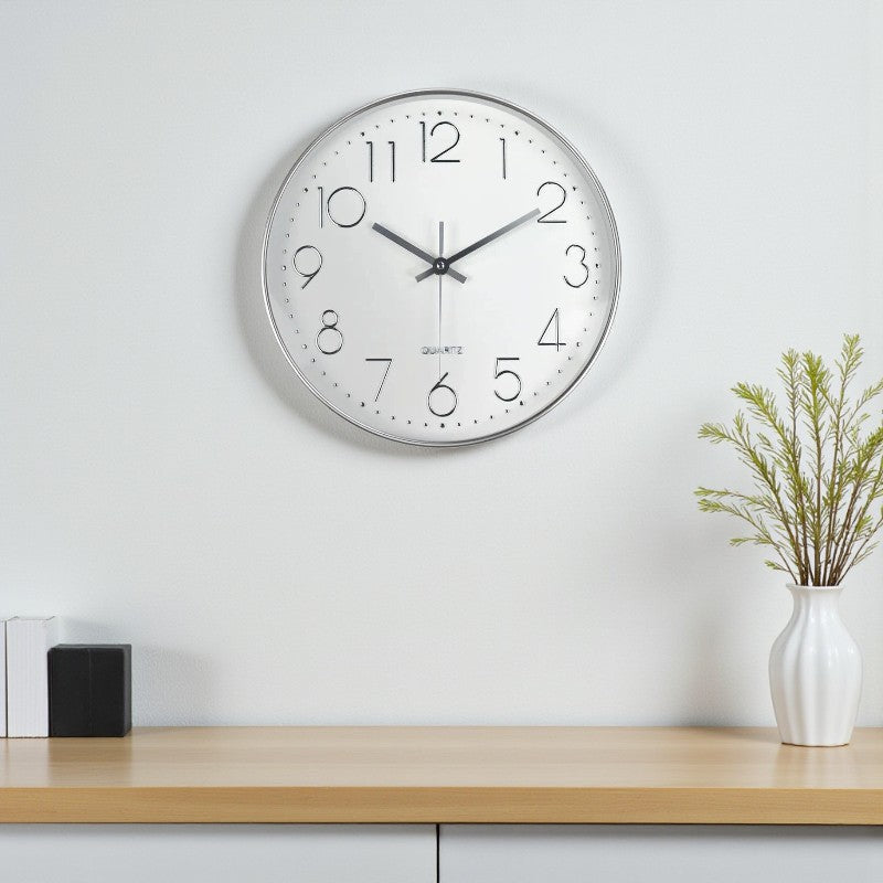 Minimalistische runde Wanduhr mit klaren Zahlen und geräuschlosem Lauf