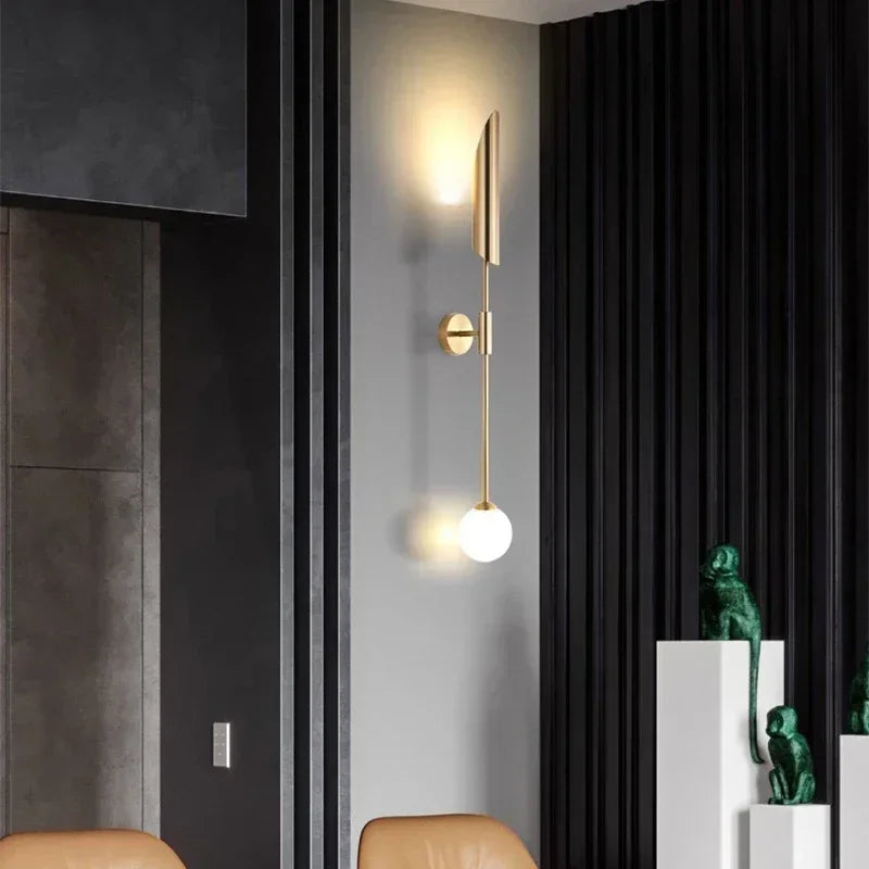 Lateralis - Goldene Wandleuchte mit klarem Glasschirm und