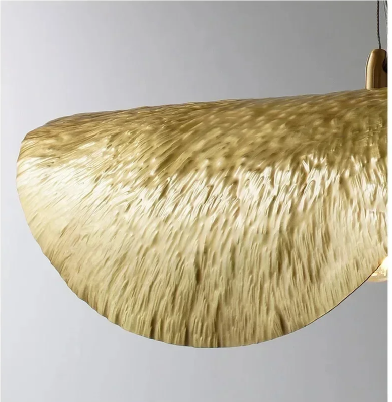 Lucero - Goldene Pendelleuchte im Lotusblatt-Design mit