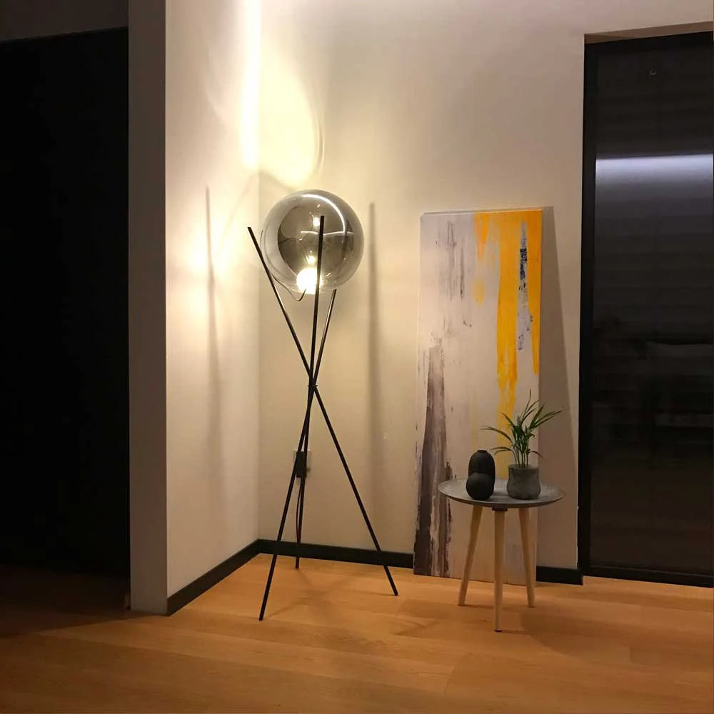 Skapetze - Stehleuchte mit 40 cm großem, rauchfarbenem