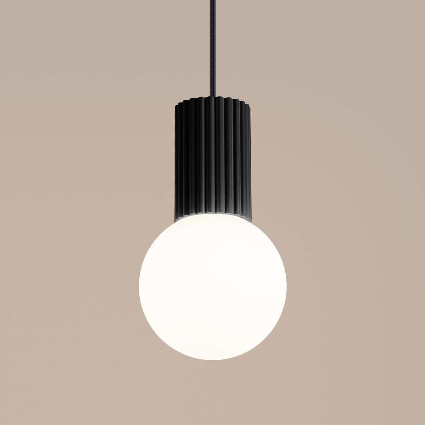 Lucero - Schwarze Pendelleuchte mit mattiertem Glaskolben