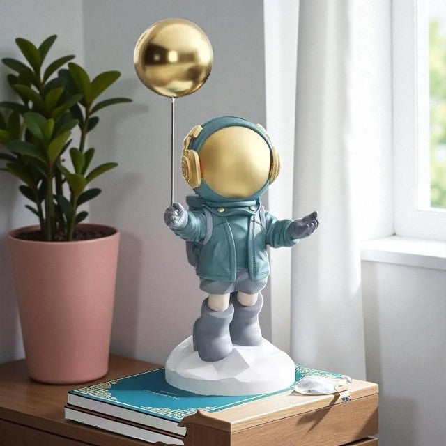 Verspielte Astronauten- und Ballonfigur für traumhafte Weltraumdekoration