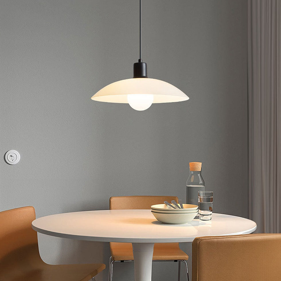 Minimalistische - Pendelleuchte aus weißem Glas