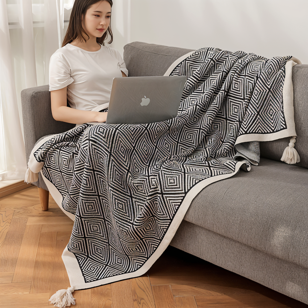 Schlafix - Schwarz-Weiße geometrische Fleece Decke aus