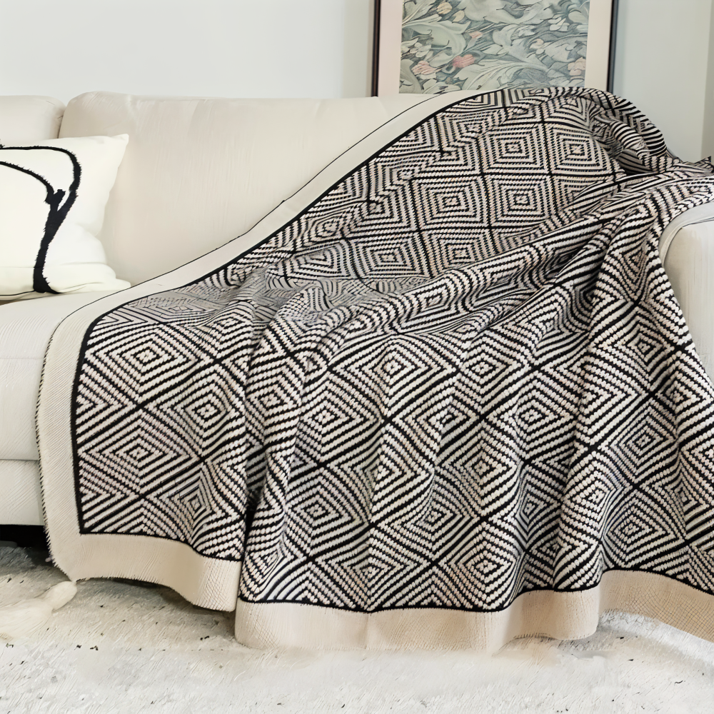 Schlafix - Schwarz-Weiße geometrische Fleece Decke aus