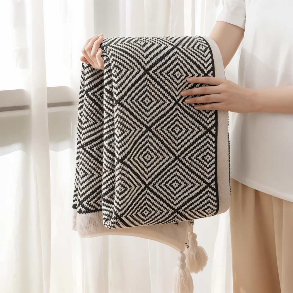 Schlafix - Schwarz-Weiße geometrische Fleece Decke aus