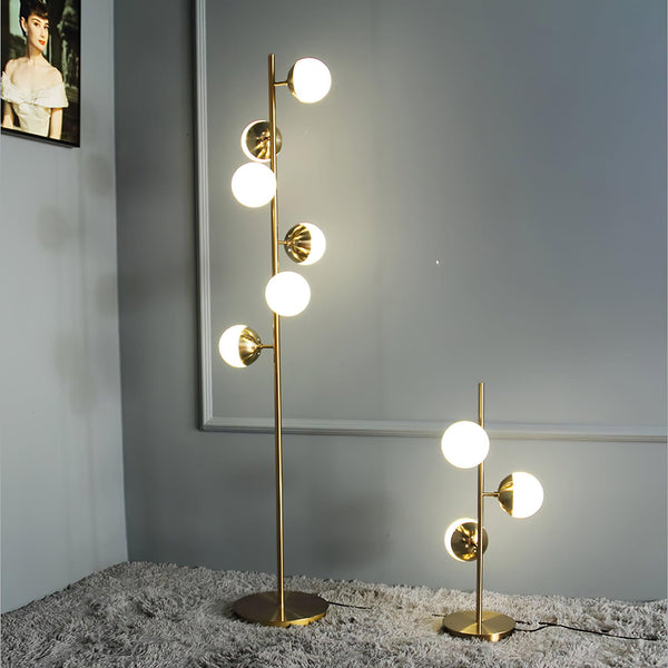 Vertika - Elegante LED-Baumlampe mit weißen Glasschirmen
