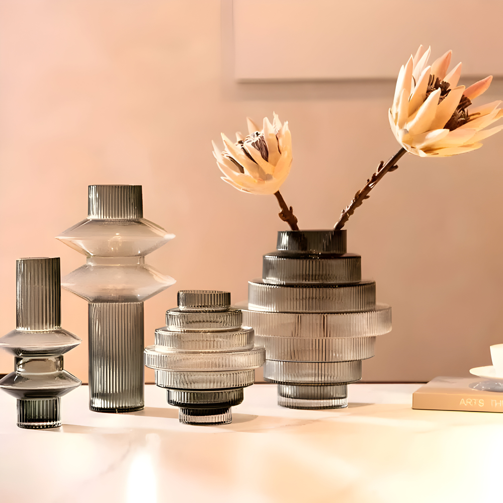 Elegante Amberglas-Vase - Zeitgenössisches Dekorationsstück für stilvolle Wohnräume