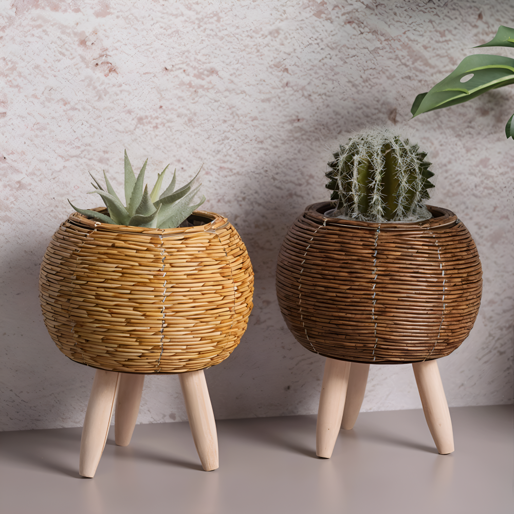 Rattanoptik - Pflanzgefäß mit Holzfüßen