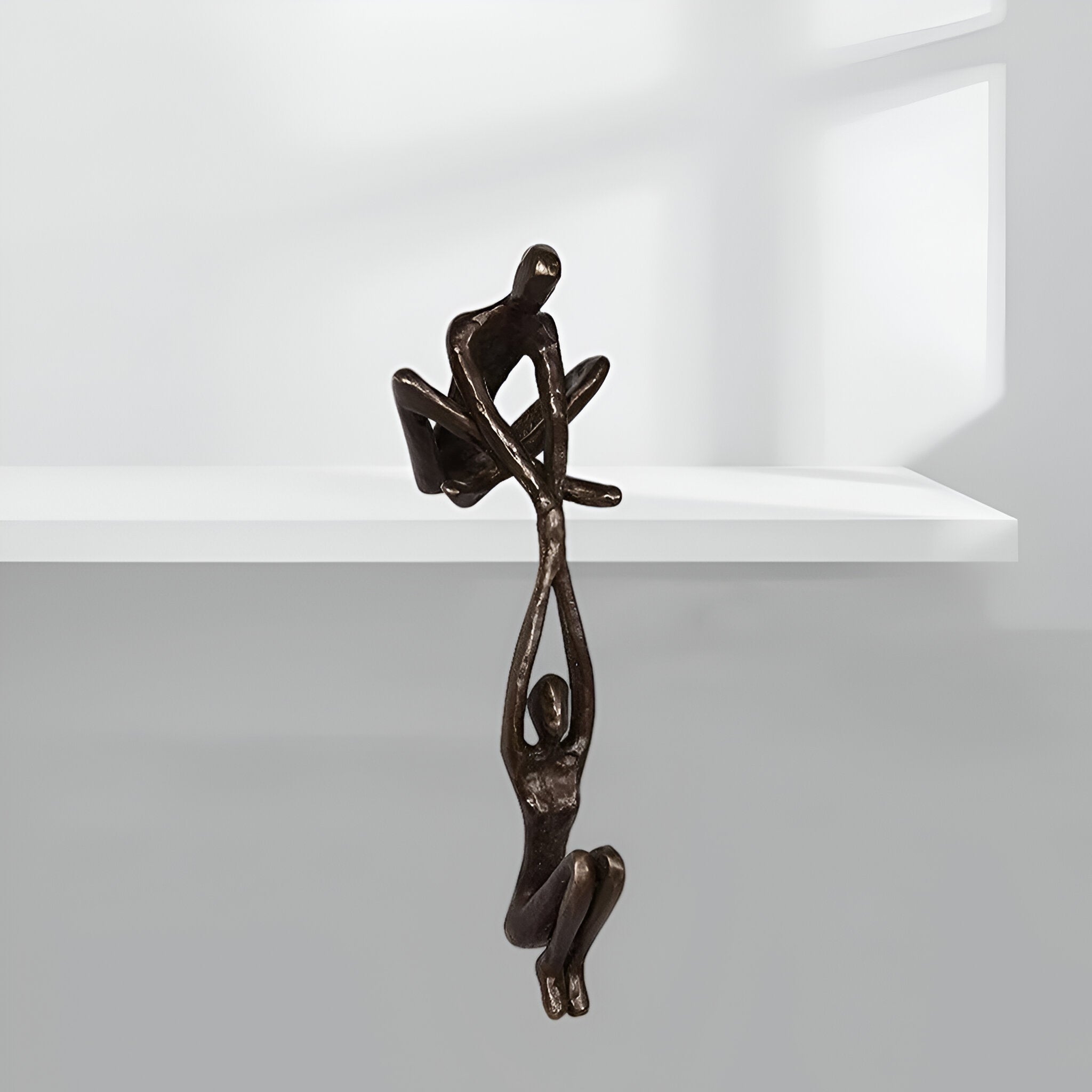 DynamicDuo - Paar Skulptur Mann hebt Frau aus Kunstharz 20