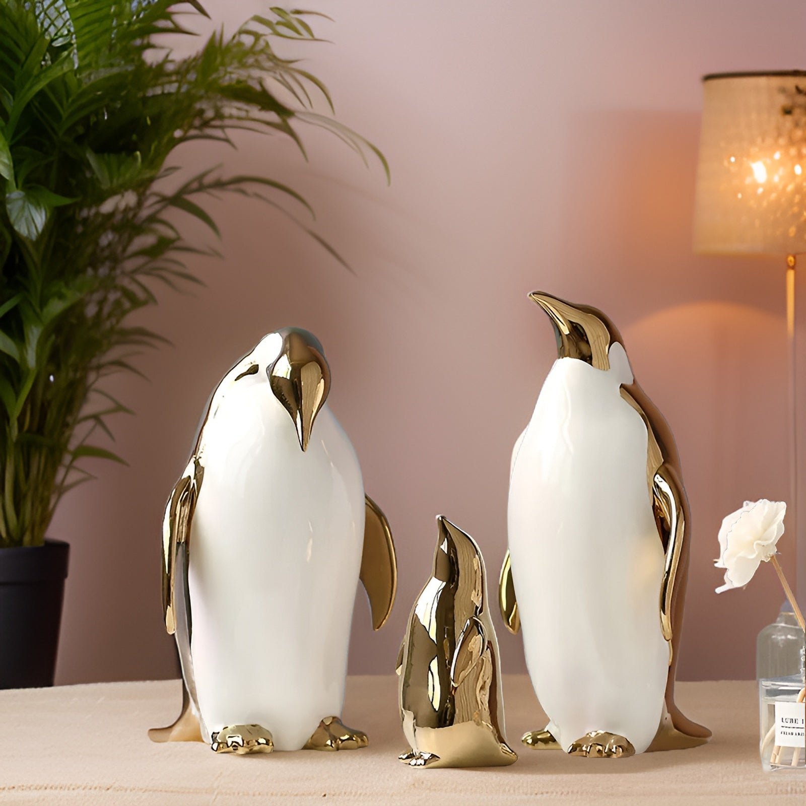 Penguin Charm - Goldene Keramik Pinguin Skulptur für Schicke Innenräume