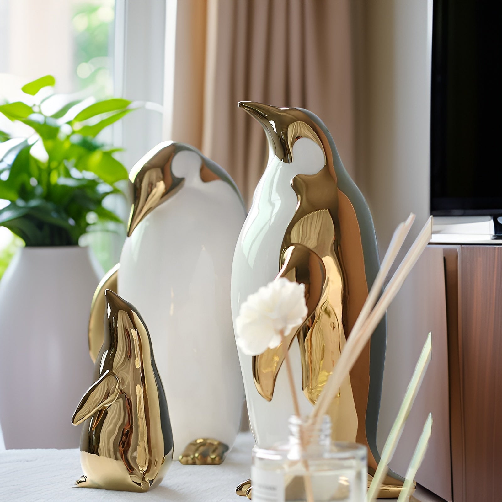 Penguin Charm - Goldene Keramik Pinguin Skulptur für Schicke Innenräume