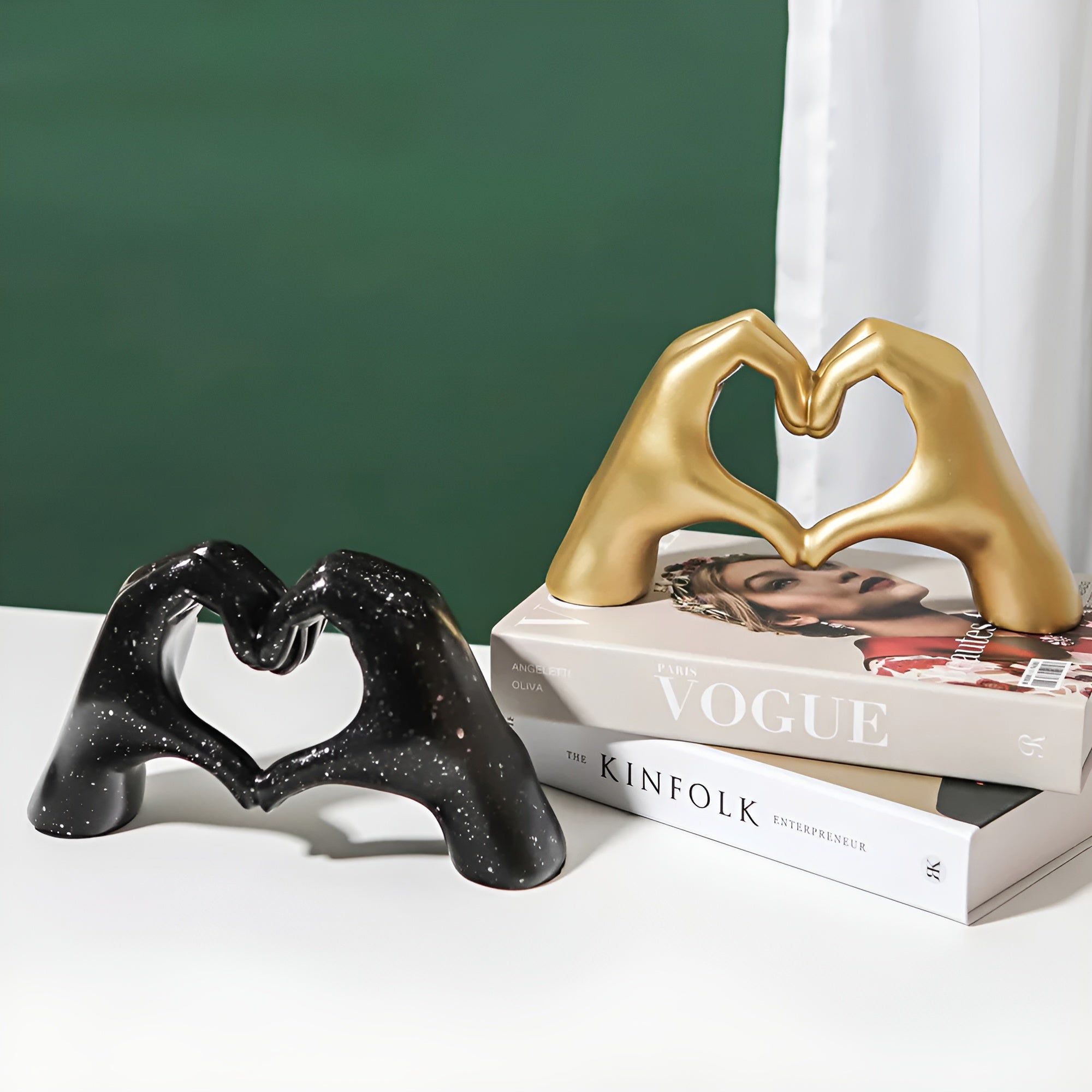 Sculpted - Love - Hand-Skulptur Liebe aus Harz 25x14x9 cm
