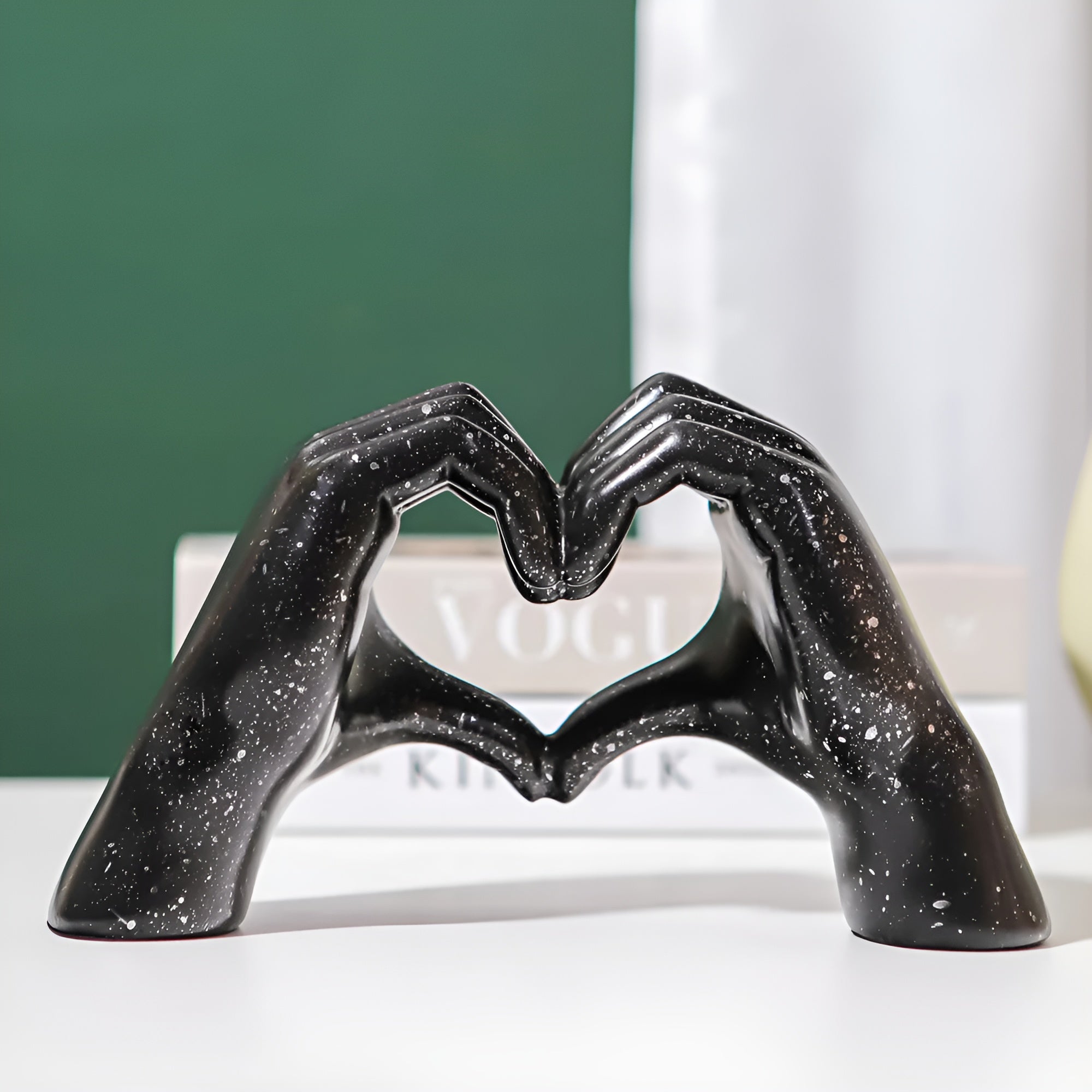 Sculpted - Love - Hand-Skulptur Liebe aus Harz 25x14x9 cm