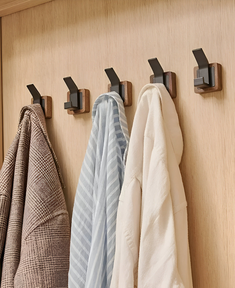 Stylischer Wandgarderoben aus Walnuss mit Vielseitigen Haken für Effiziente Wohnorganisation in jedem Raum