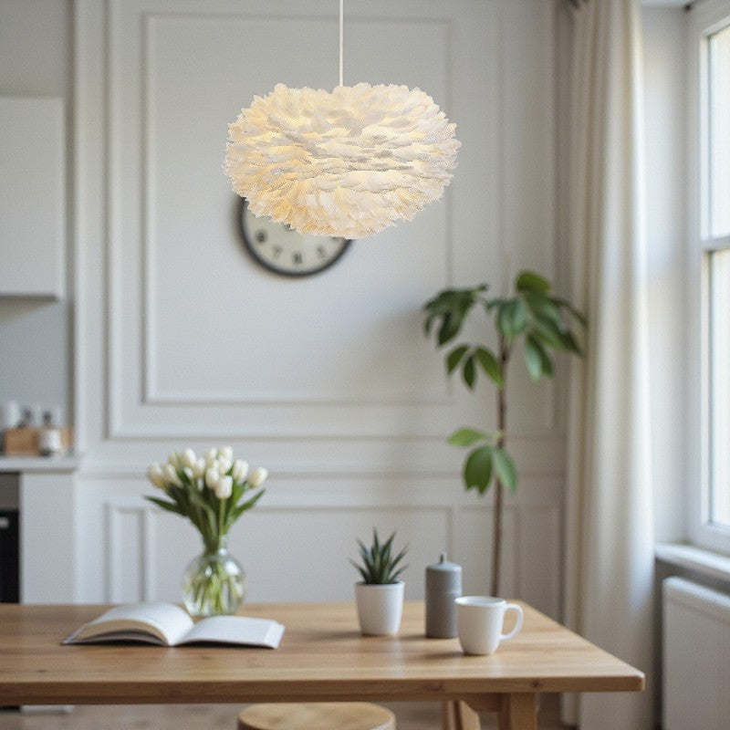 LED-Hängeleuchte mit federinspiriertem Design für Innenraumambiente