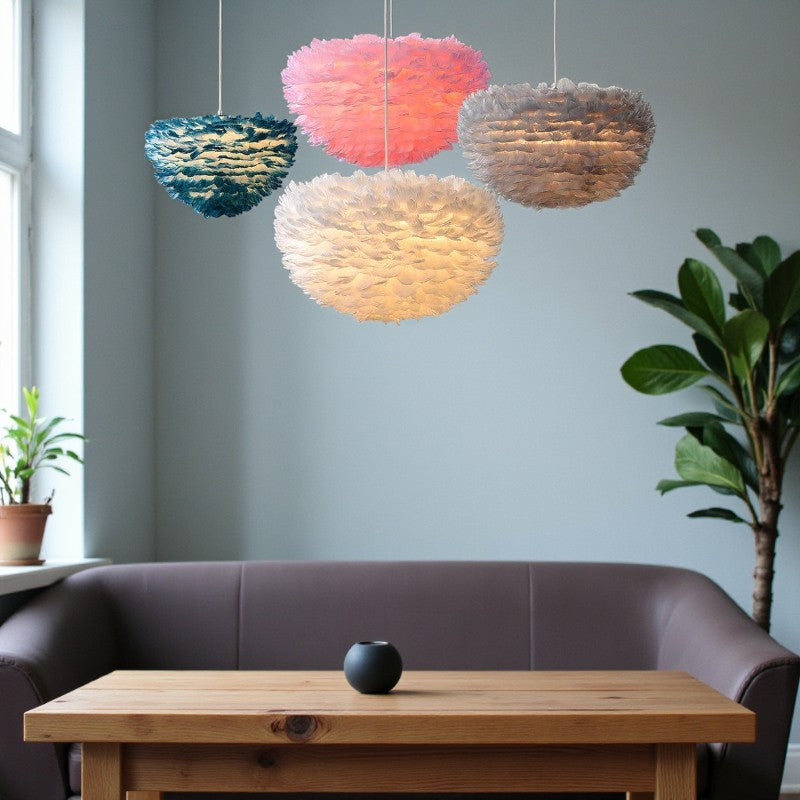 LED-Hängeleuchte mit federinspiriertem Design für Innenraumambiente