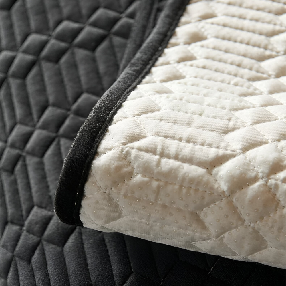 Premium Plüschsamt Sofabezug - Stilvoller Schwarzer Sofabezug mit Anti-Rutsch Beschichtung & Geometrisches Muster