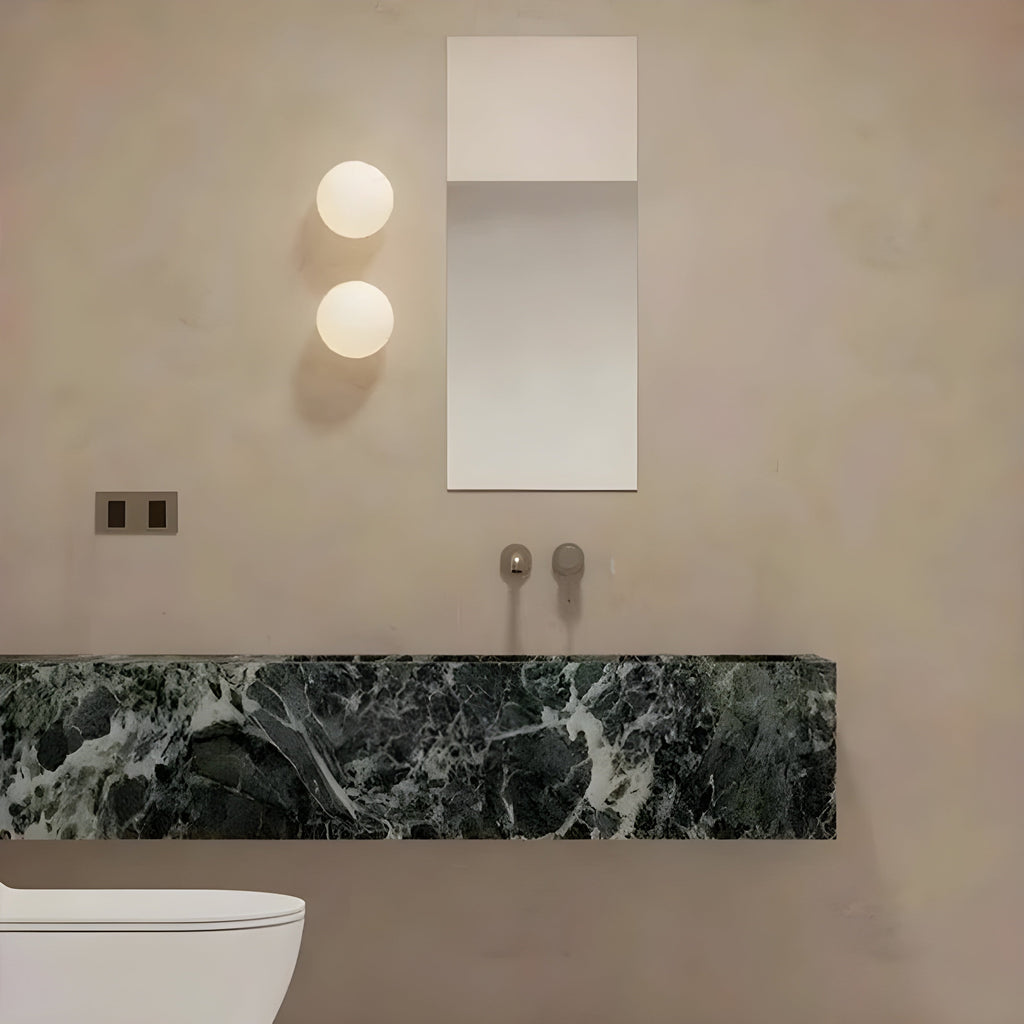 Moderne Wandleuchte mit rundem Milchglas Schirm