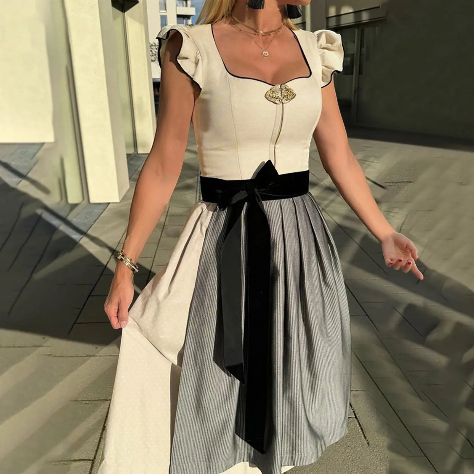 Traditionelles Dirndl für Damen mit modernen Akzenten