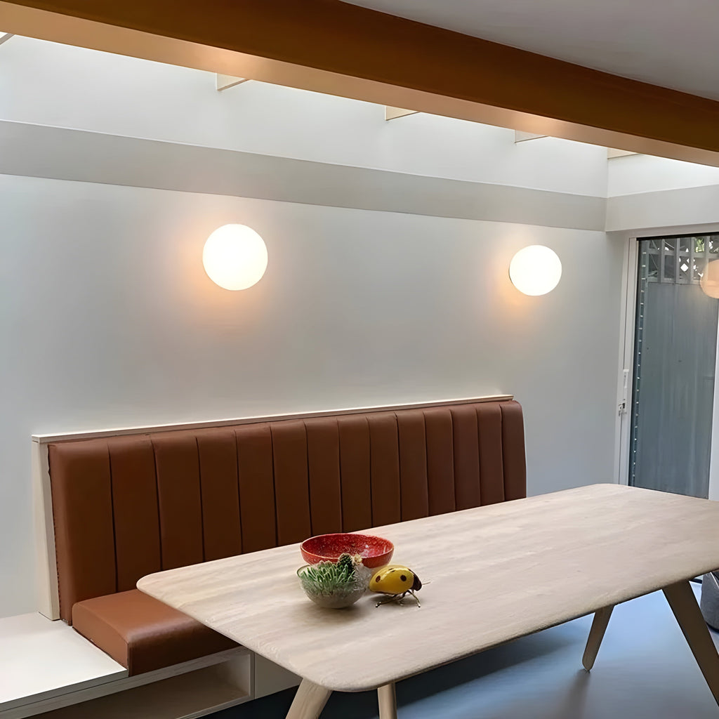 Moderne Wandleuchte mit rundem Milchglas Schirm